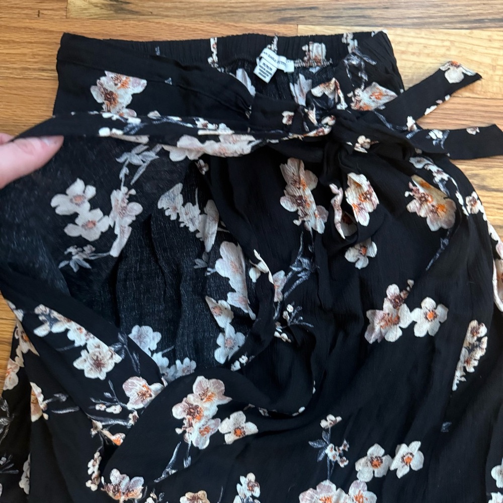 American Eagle Floral Black Faux Wrap Skirt - Picture 4 of 6